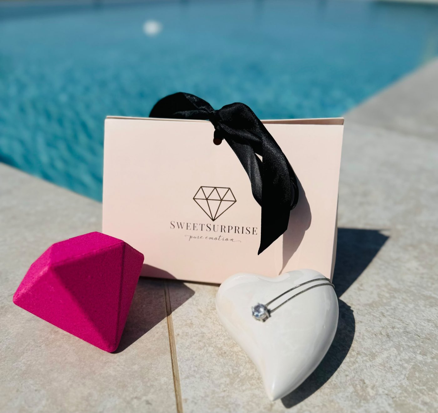 Sweet Surprise gift set with bath bomb and silver necklace by the pool